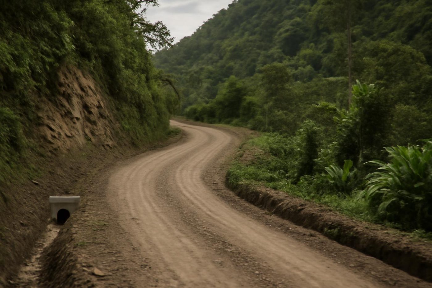 Qué capítulos del Manual de Diseño Geométrico del INVIAS son indispensables para diseñar vías rurales en Colombia