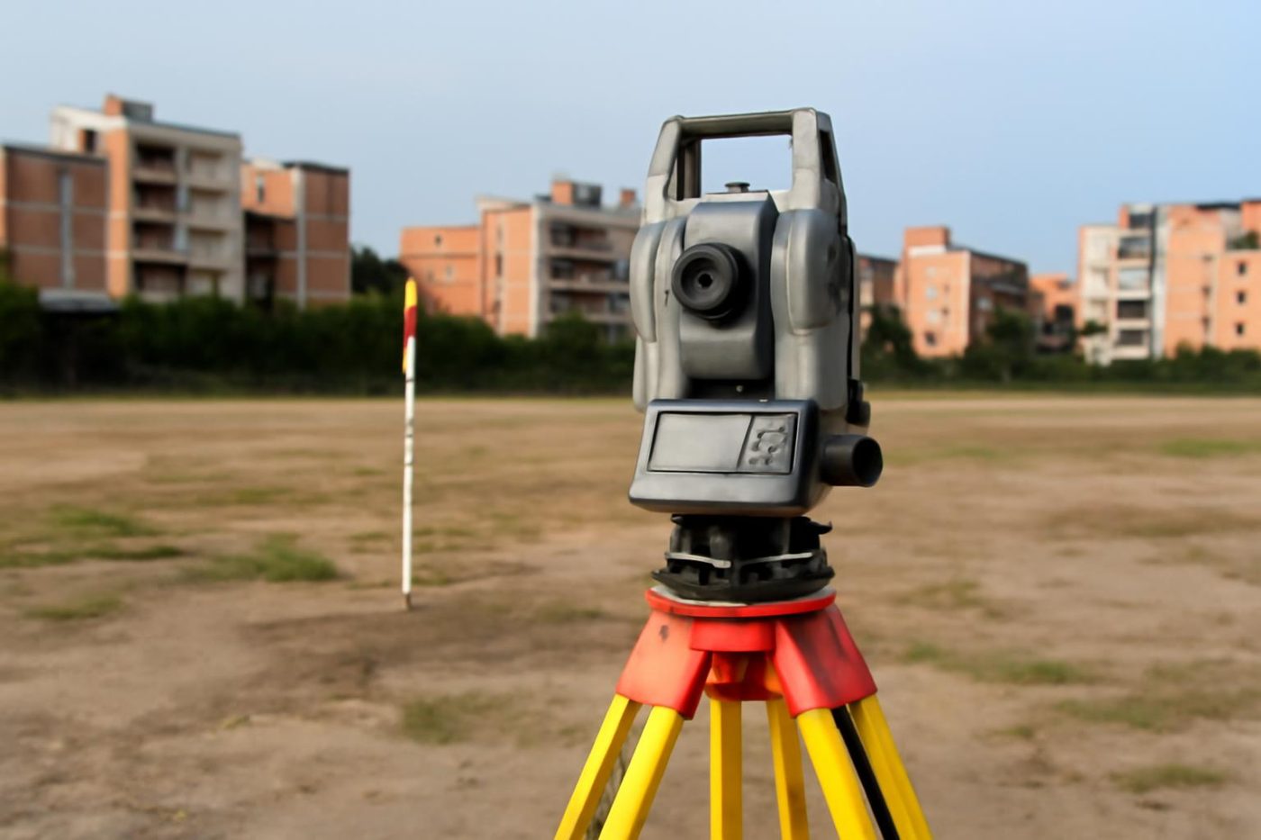 Cuánto cobra un topógrafo por un levantamiento predial en Colombia en 2026 y qué incluye ese precio